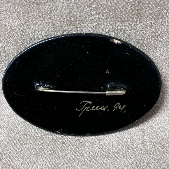 Vintage Russian Lacquer Palekh Hand Painted Floral Oval Brooch & Signed - Picture 2 of 3